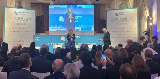 assessore bianchi parla al microfono