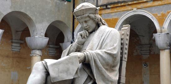 Statua di Cristoforo Colombo nel cortile del liceo classico "Colombo"