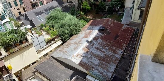 L'area dove ora sorge il cortile di vico Vegetti e su cui insisteva un vecchio fabbricato in condizioni di degrado