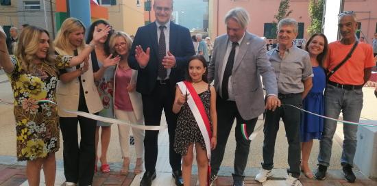Il taglio del nastro al termine della cerimonia di inaugurazione