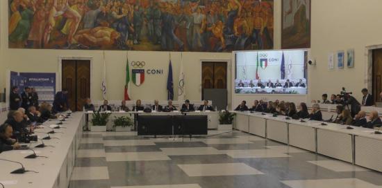 tavolo a fero di cavallo nel salone d'onore del CONI