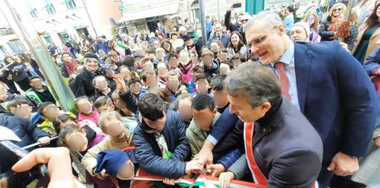Taglio del nastro con vicesindaco Piciocchi, presidente Municipio Barbazza e bimbi IC Pra'