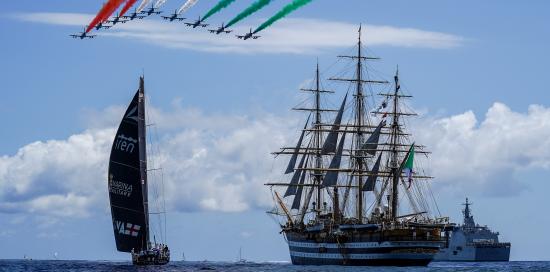 Le Frecce Tricolori sorvolano sulla nave Amerigo Vespucci 