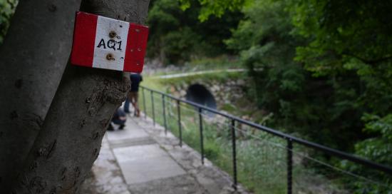 Un segnavia di "riconoscimento" dell'Acquedotto Storico posizionato dalle associazioni lungo il percorso