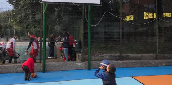 Un bimbo pronto a tirare la palla a canestro