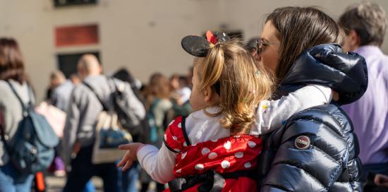 Una bimba mascherata in piazza Matteotti