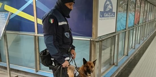 Un agente di Polizia Locale con il cane Maqui