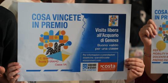 Uno dei premi consegnati ai bimbi vincitori