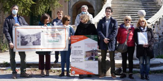 foto di gruppo all'esterno della villa