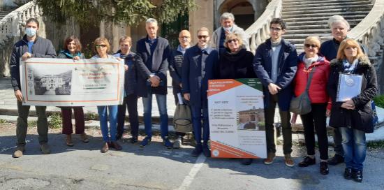 foto di gruppo all'esterno della villa
