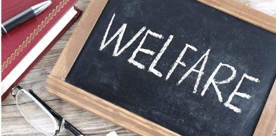 Lavagna su cui è scritta la parola "welfare"