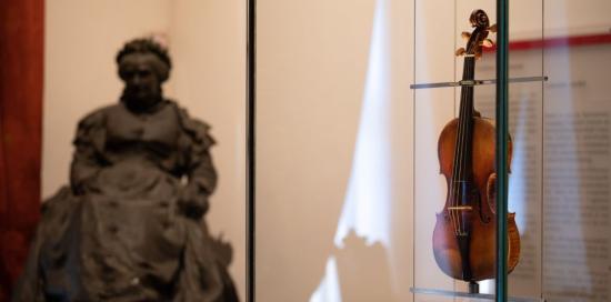 il Violino di Paganini nella tea che lo custodisce all'interno del museo di Palazzo Tursi