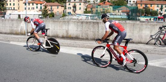 due ciclisti su strada