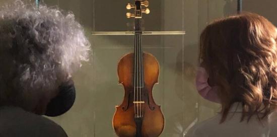 Branduardi di spalle guarda violino