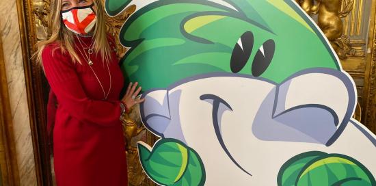 Paola Bordilli e la mascotte del Campionato mondiale di pesto