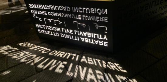 illuminazione artistica sulle facciate dei palazzi di piazza don gallo