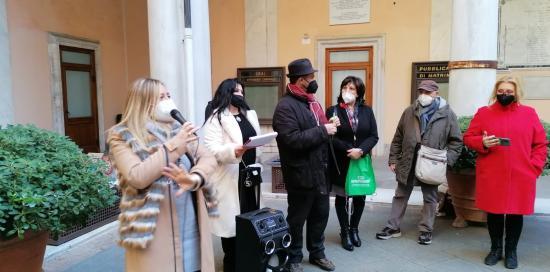 assessore Bordilli e organizzatori parlano nel cortile di palazzo tursi
