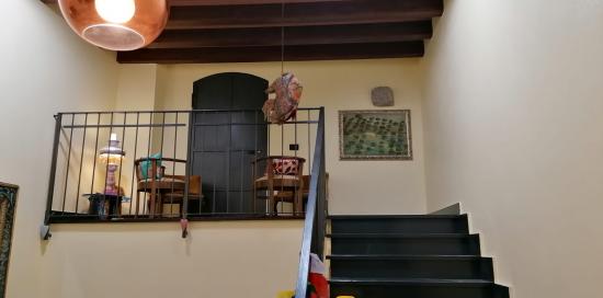 interni con scala e soffitto con travi a vista