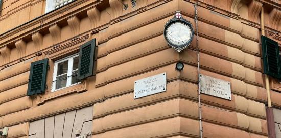 orologio all'angolo tra piazza Fontane Marose e vico Spinola