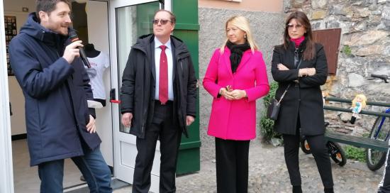 Viale e Bordille davanti all'ngresso della sede di Boccadasse