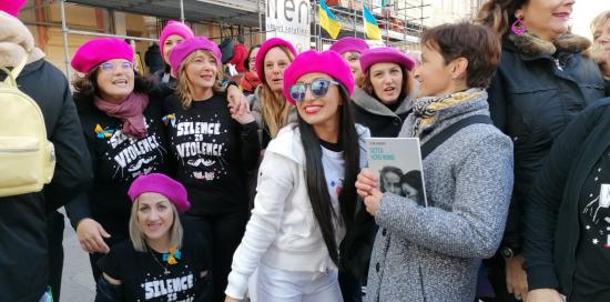 donne a De ferrari manifestano con magliette