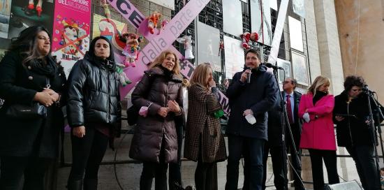 autorità e donne sul palco