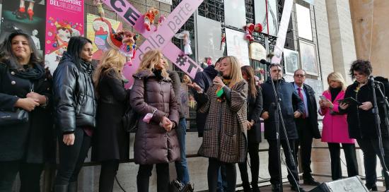 autorità e donne sul palco