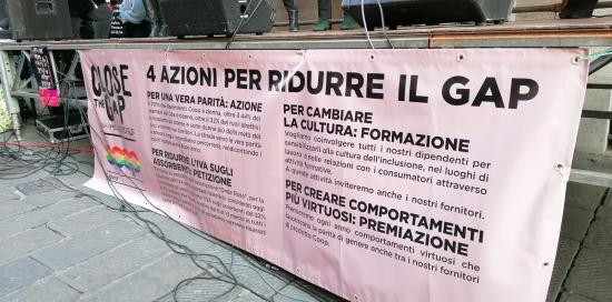 il palco con striscione