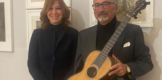 Barbara Grosso e il Maestro Scanu con la chitarra di Mazzini