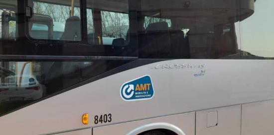 un pullman bianco con logo Amt