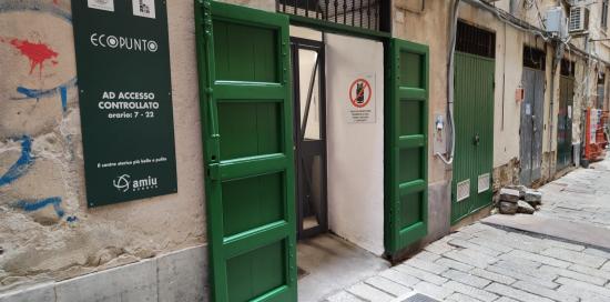 l'ingresso dell'Ecopunto di vico Brignole