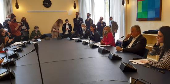 la conferenza stampa (veduta del tavolo ovale della sala giunta nuova)
