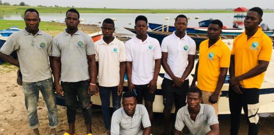 foto di gruppo dei pescatori del Togo davanti a una barca