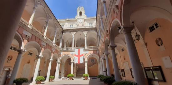 la bandiera di Genova all'interno del cortile di palazzo Tursi