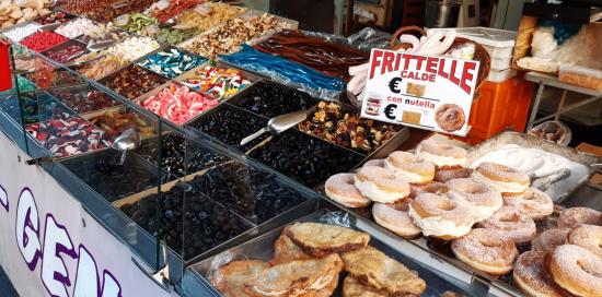 bancarella di dolciumi e frittelle