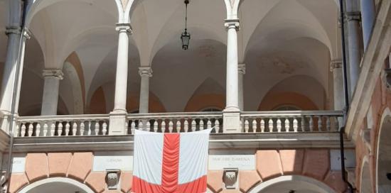 la bandiera di Genova all'interno del cortile di palazzo Tursi