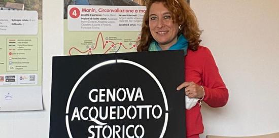 assessore Gaggero con cartello Acquedotto storico