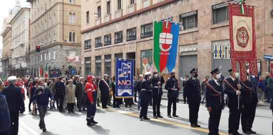 il corteo sfila in via XX Settembre
