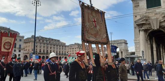 il Gonfalone sfila in corteo all'altezza di piazza della Vittoria