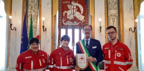 il vice sindaco con rappresentanti della Croce Rossa nel salone di rappresentanza