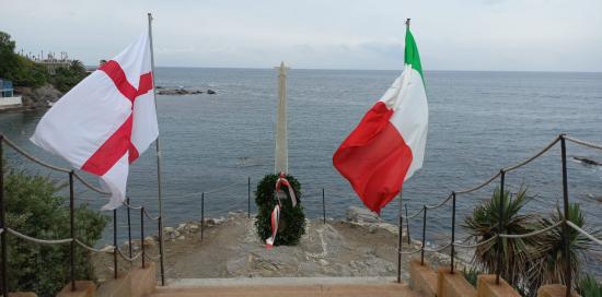 stele e bandiere su scoglio di Quarto