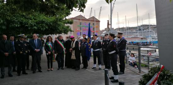 Monsignor Anselmi e autorità davanti alla stele 