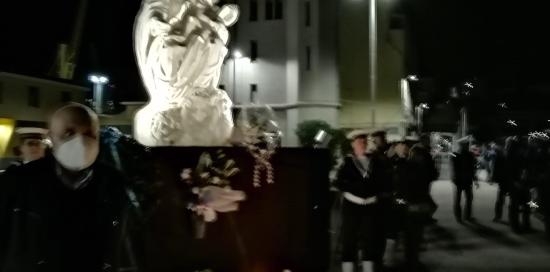 persone e statua Madonna Regina di Genova a Molo Giano