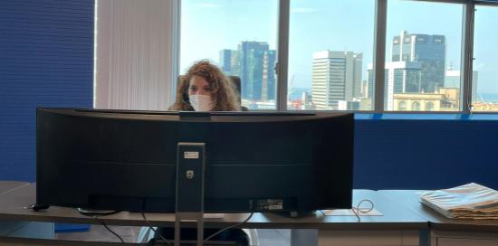 persona al lavoro davanti a video terminale