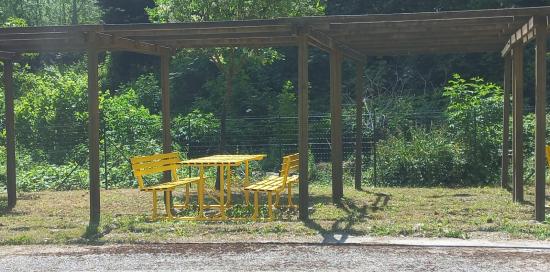 zona picnic con tavolo e sedie gialli