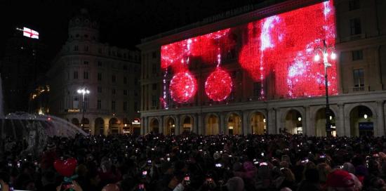Luci proiettate sul palazzo della Regione
