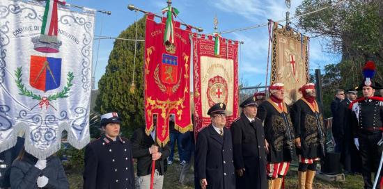 vigili, gonfalonieri, carabinieri autorità e gonfaloni vari