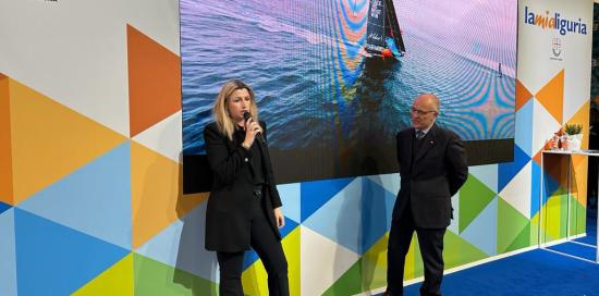 Assessore Bianchi parla al microfono, sullo sfondo foto Ocean Race