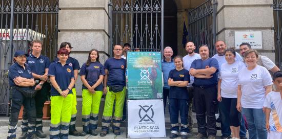 foto di gruppo con stendardo 