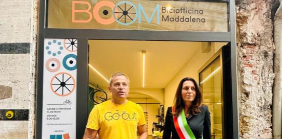 l'assessore Rosso sulla porta della biciofficina